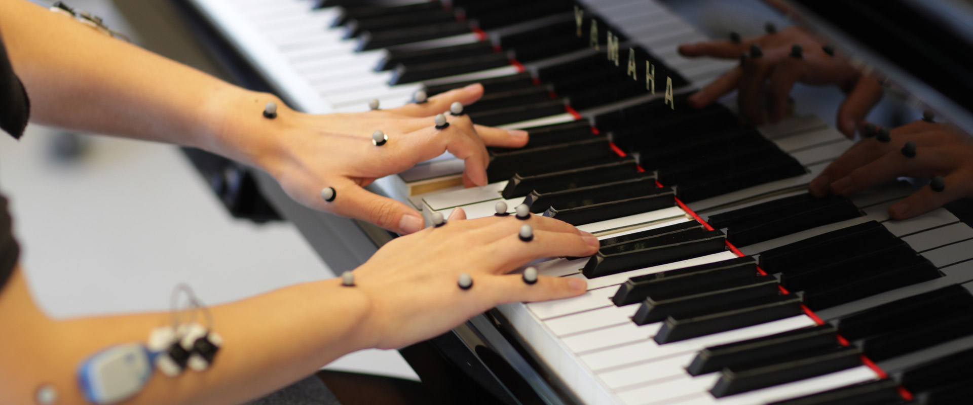 header-musik-informatik-pare_klavier-1920x800